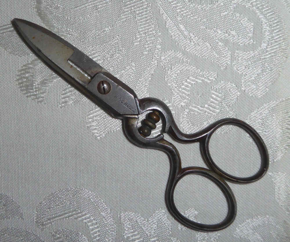Vintage Button Hole Scissor