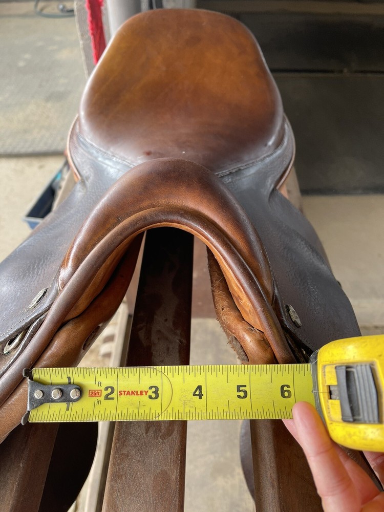 Calibre Close Contact Jumping Saddle Size 17