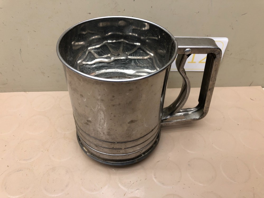 VINTAGE STAINLESS STEEL SHAKER SIFTER FLOUR SQUEEZE HANDLE a