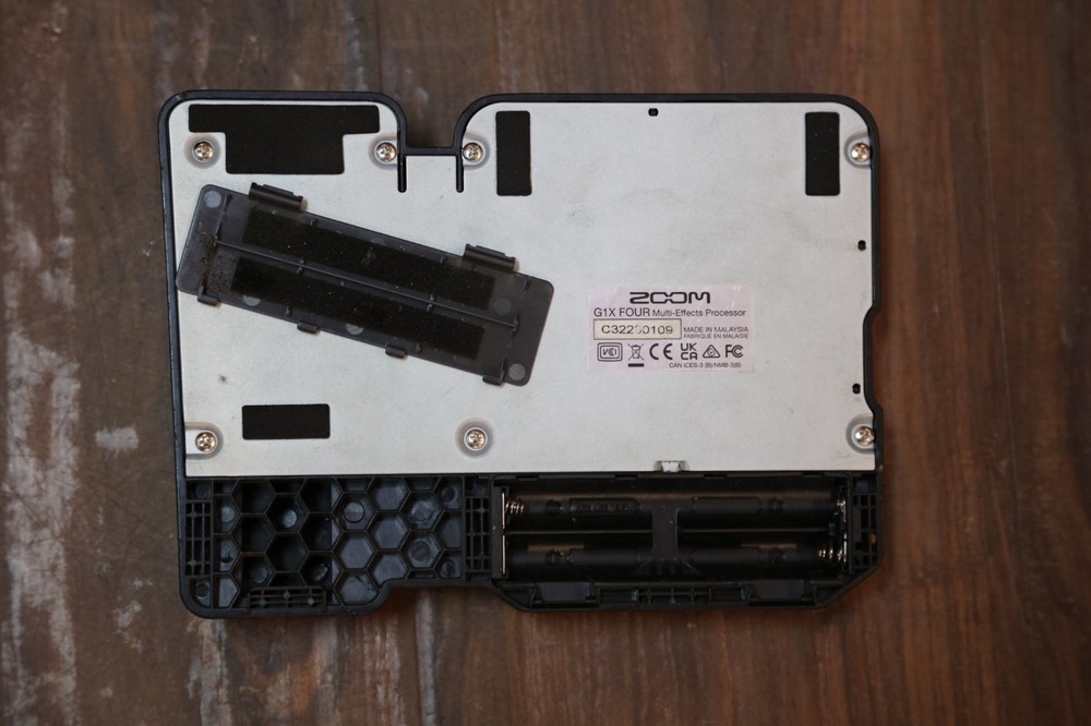 Zoom G1X FOUR Digital Multi-Effects Processor Looper with Expression Pedal