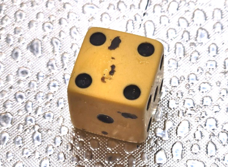 Old Butterscotch Bakelite 5/8" dice -5 Dice
