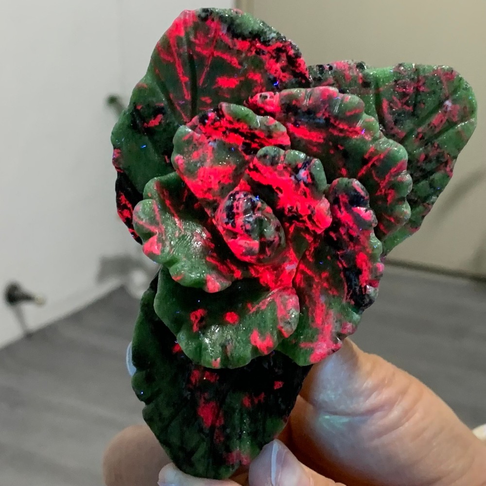 298G Natural green Ruby zoisite(anylite)crystal Carving rose glow under UV light