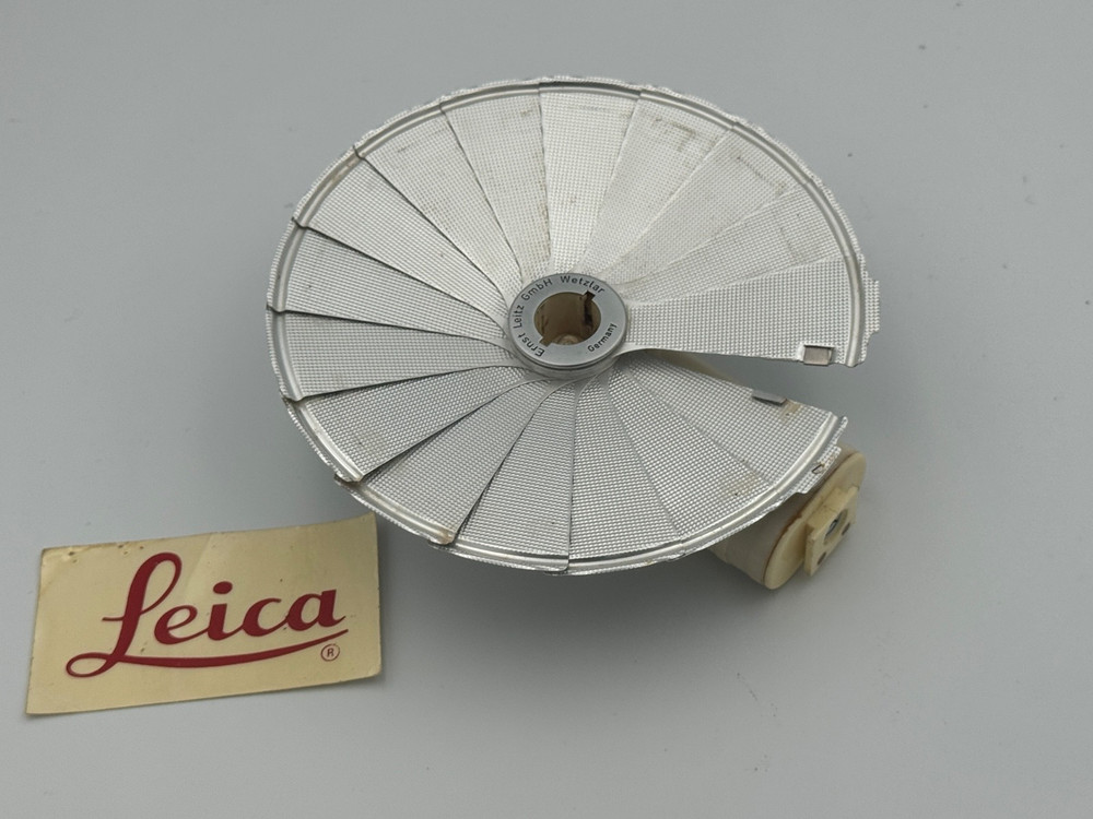 Vintage Leica Leitz CHICO Flashgun Camera Flash with Sync Cord, Case complete.