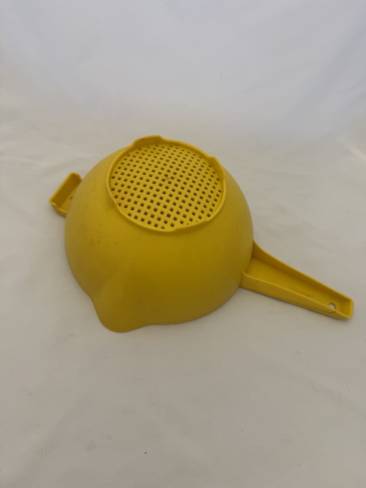Vintage Tupperware 2 Quart Colander Strainer w/Handle 2 Pour Spouts Yellow Read