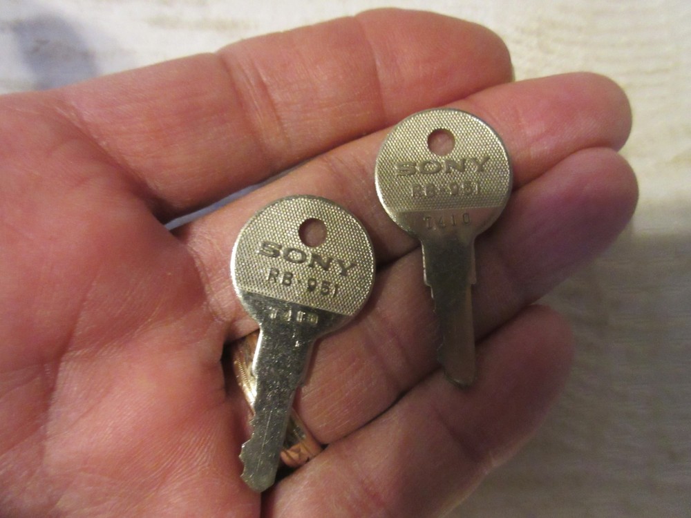 VINTAGE SONY KEYS LOCK