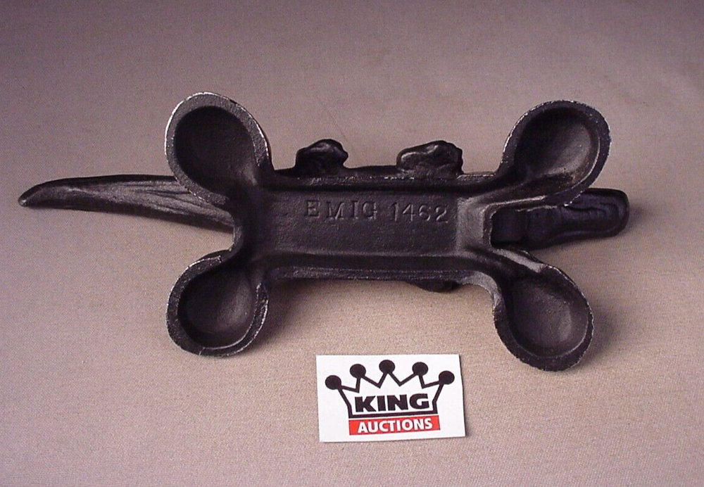 Alligator cast metal nutcracker figural nut shell cracker kitchen utensil