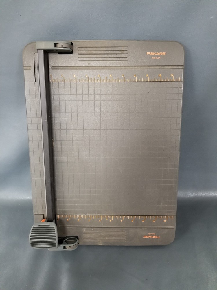 FISKARS Desktop Cutting Board Paper Rotary Cutter