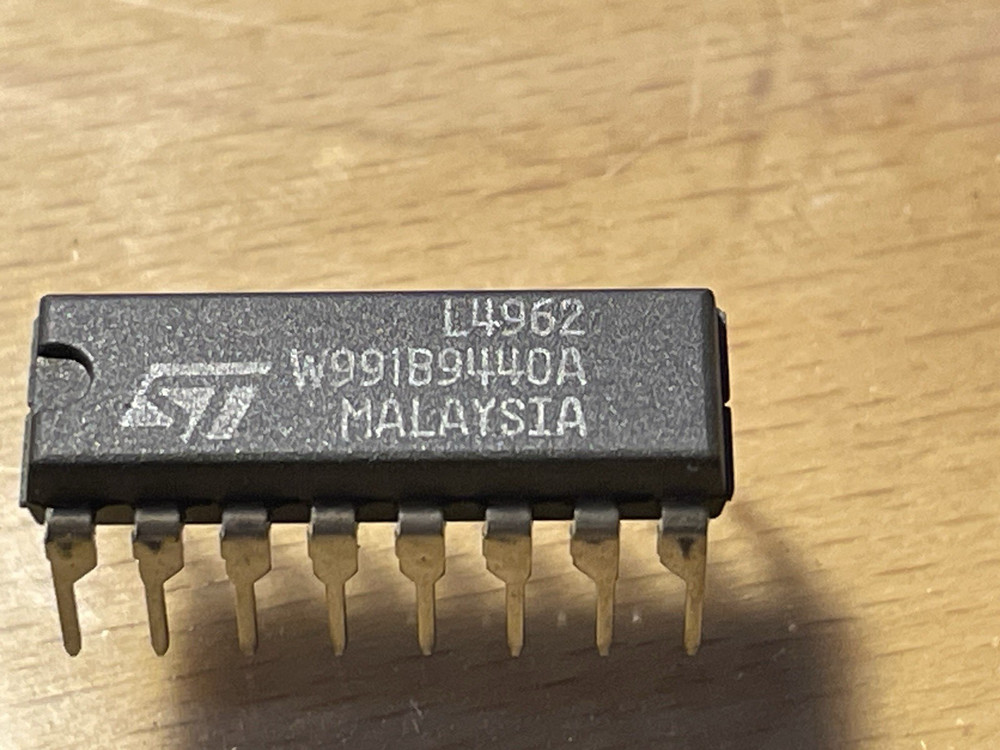 L4962 -  REGULATOR IC -ST - DIP-16.