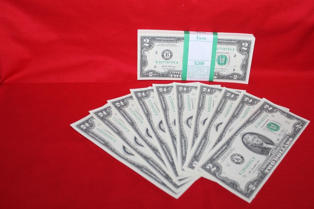 UNCIRCULATED TWO DOLLAR BILL CRISP $2 NOTES SEQUENTIAL ORDER PROTECTIVE SLEEVE