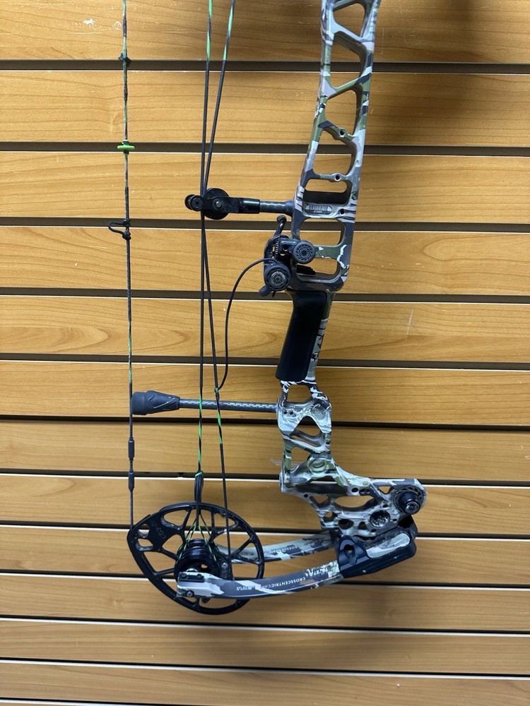 Mathews Triax Compound Bow - RH - 70# Max