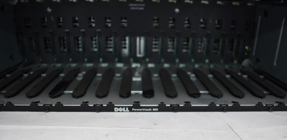 Dell PowerVault MD1000 Disk Array 15-Bay SAS Storage No HDD 2x PWS 2x Controller