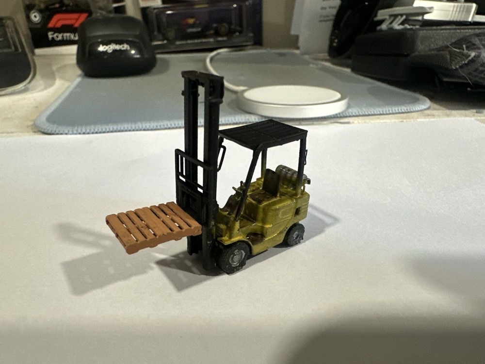 HO Scale Forklift with adjustable mast & optional  driver