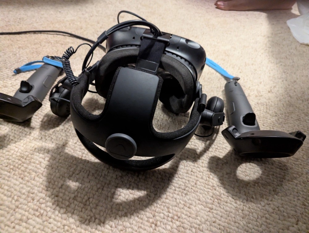 HTC VIVE 1ST GEN UNTESTED/INCOMPLETE