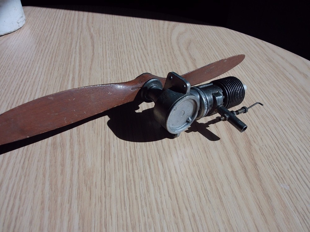 Brown Junior Motor Model Engine Airplane W/ Propeller Compression