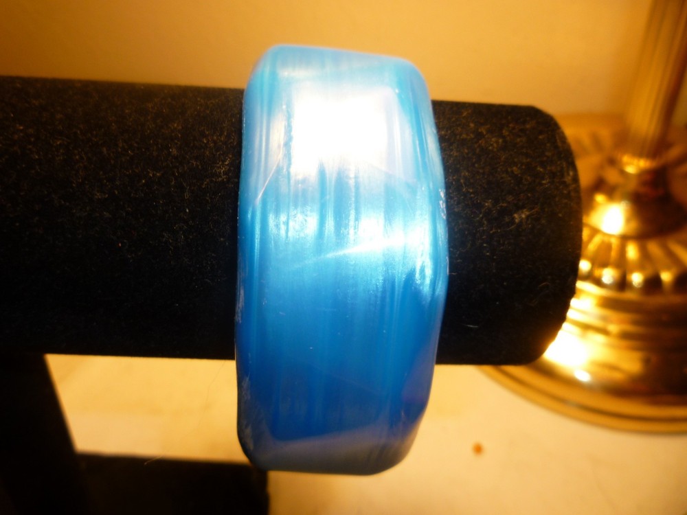 vintage blue glossy lucite bangle bracelet