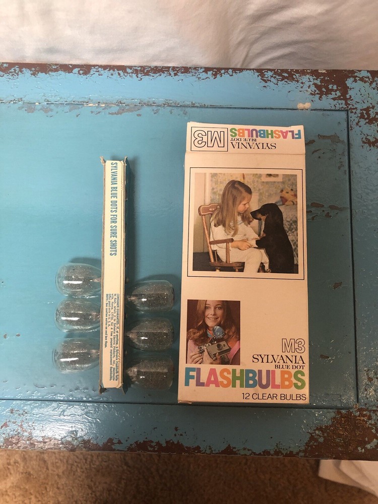 M3 Sylvania Blue Dot Flashbulbs Container Containing 6 Bulbs