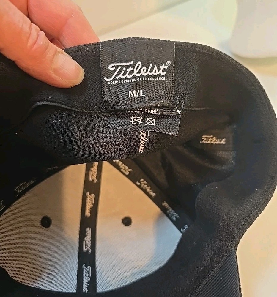 Titleist A-Flex Mens Size Medium / Large Black Fitted Golf Cap Hat