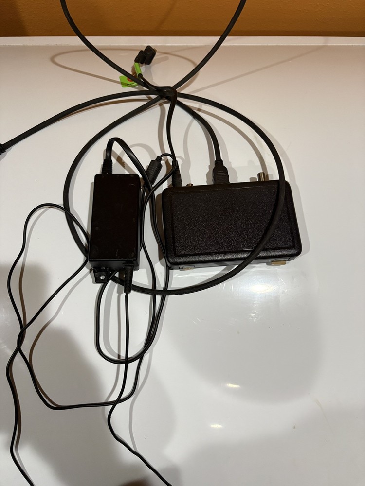 DIRECTV Genie Mini Wireless with AC Adapter C61 - 500 Powers on