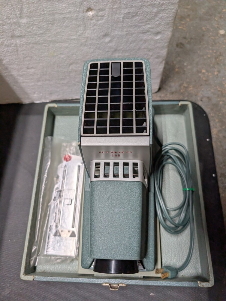 WORKS Vintage Argus 300 Automatic Slide Projector w/ Carrying Case 1950s Tested