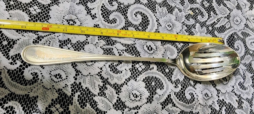 INTERNATIONAL SILVER GROVED BORDER PLAIN "13" SLOTTED SERVING SPOON 🍛