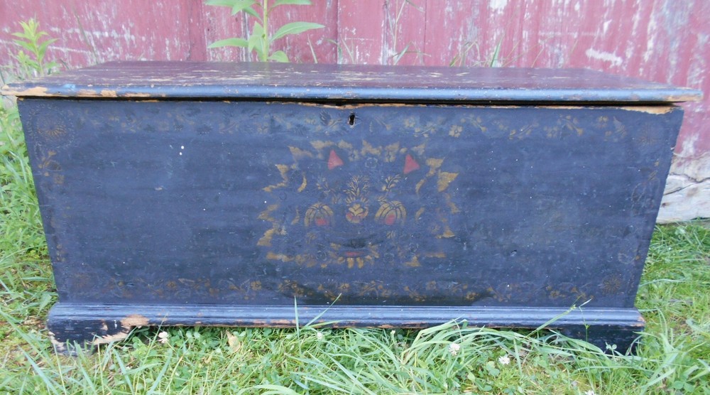 ANTIQUE COUNTRY CHIPPENDALE DECORATED BLANKET BOX