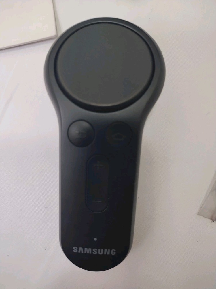 Samsung Gear VR Oculos with Controller Carry Case Hermit Shell Black Used