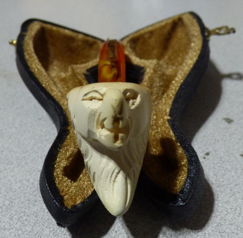 MEERCHAUM LION PIPE WITH CASE