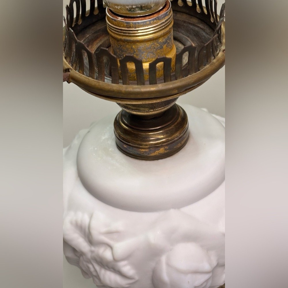 Fenton Puffy Rose Lamp