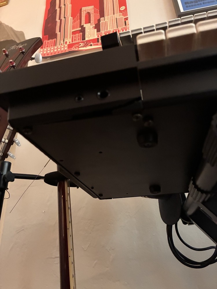 YAMAHA DX7s synthesizer keyboard