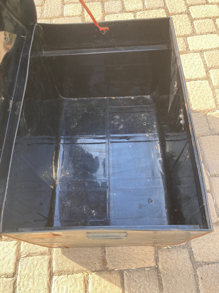 vintage hump back metal Trunk