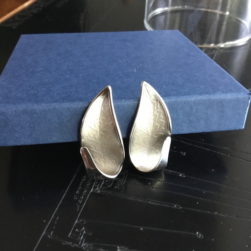 Signed Giovanni Silver Tone Leaf Looking Screw Back Earrings Textured Design EUC