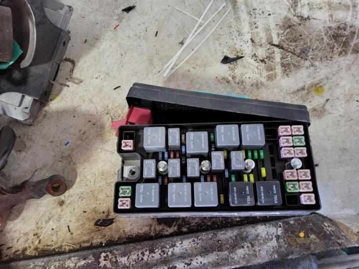 2005-2006 Ford Mustang Fuse Box Engine Assembly OEM