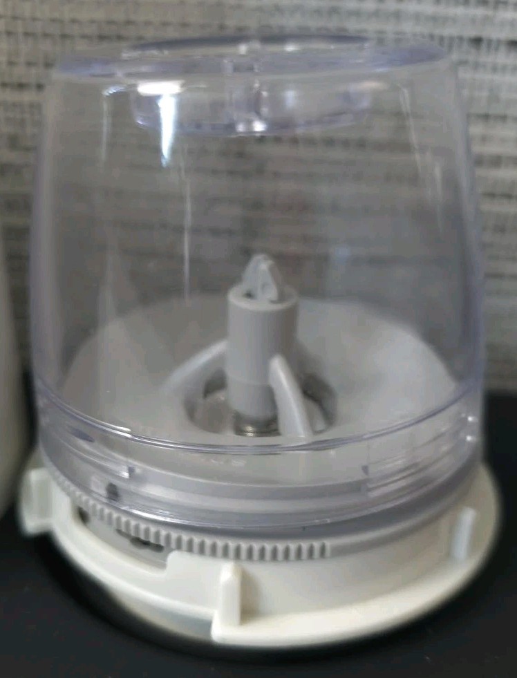 FinaMill Electric Spice Grinder ~White~ 2 Pods~ One Hand Operation EUC TESTED