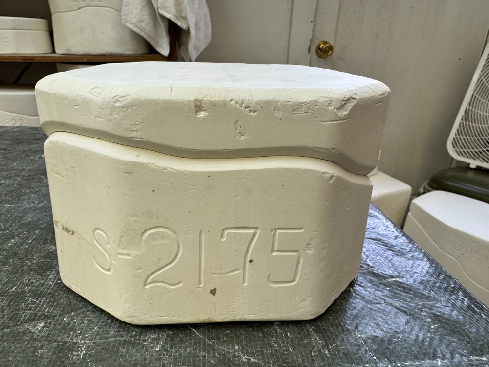 VINTAGE SCIOTO CERAMIC MOLD #S-2175 CAT SHELF SLEEPER