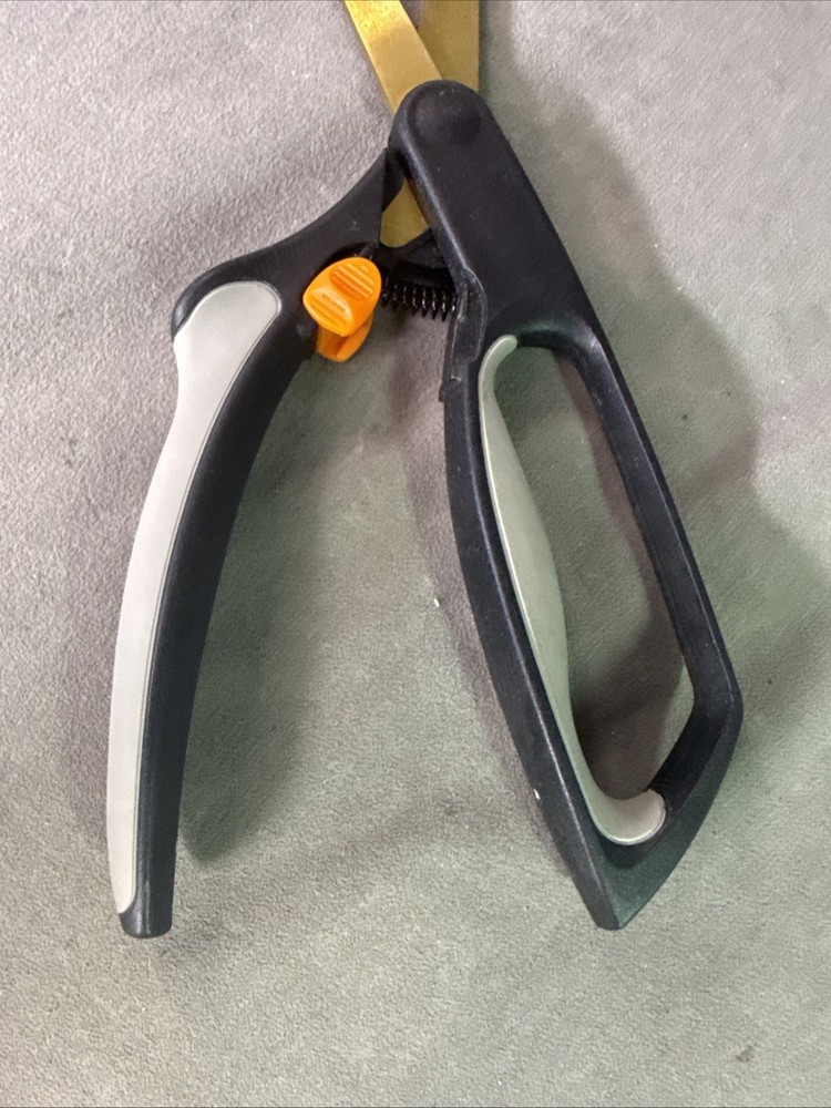 Fiskars Softouch Microtip Pruning Snips With Safety Lock