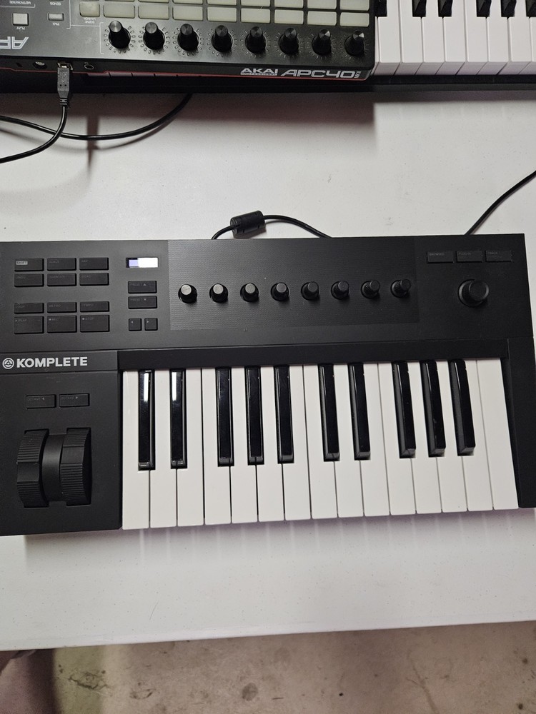 Native Instruments Komplete Kontrol A25 25-Key Keyboard Controller