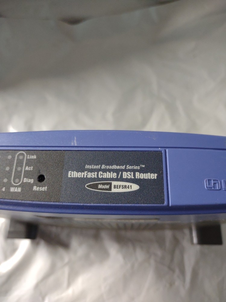 LINKSYS EFAH16W EtherFast 10/100 16-Port Workgroup Hub, No Wires