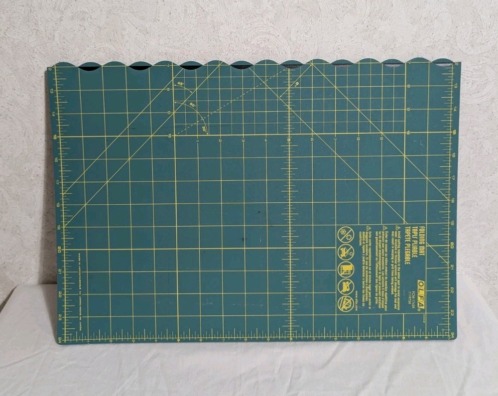 Olfa Folding Cutting Mat 17" x 24" Green