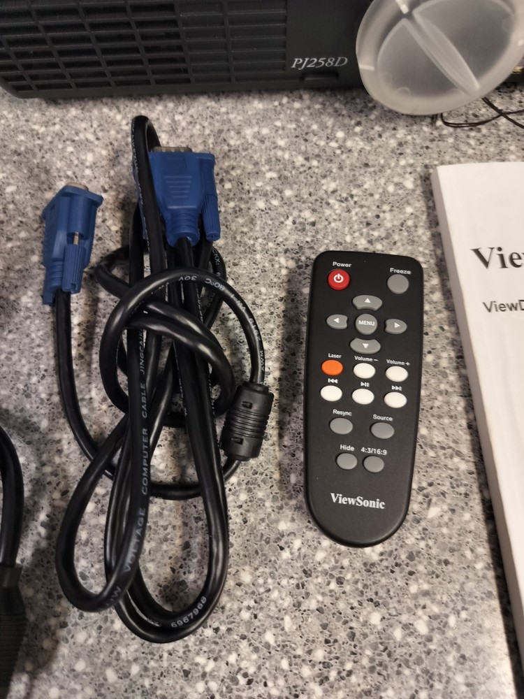 ViewSonic PJ258D Projector w/Case