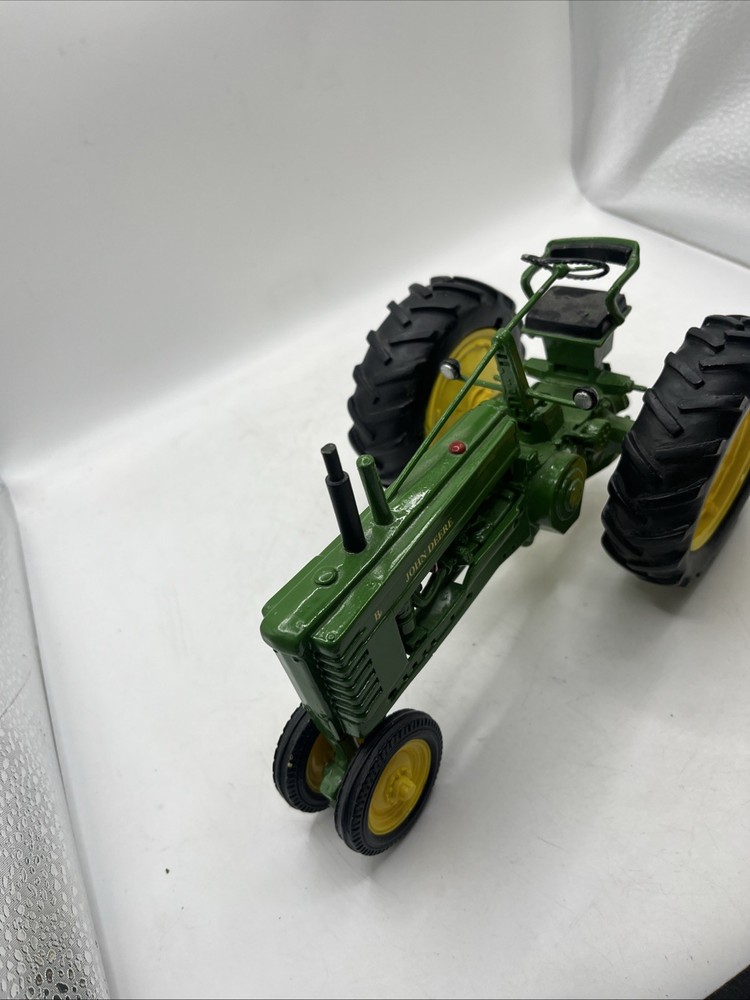 Danbury Mint John Deere 1948 Model "B" Tractor Desk Clock 8”