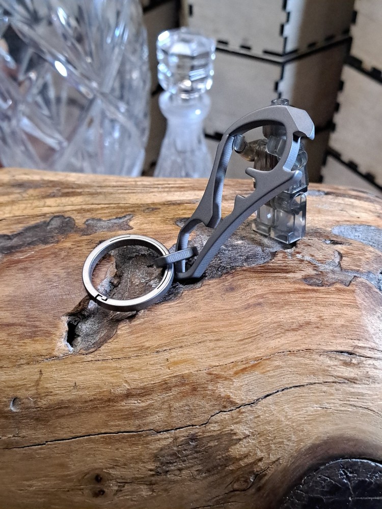 EDC TITANIUM MULTI-TOOL CARABINER KEYCHAIN