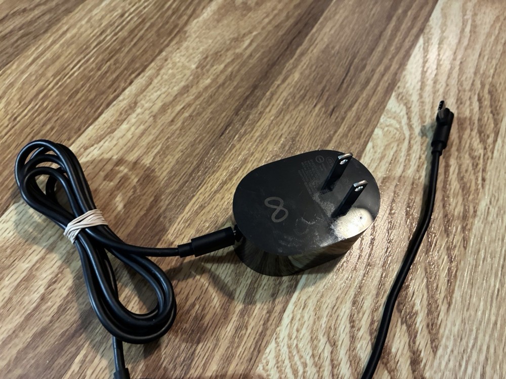 Meta Quest Pro Compact Controller Charging Dock - Free Shipping