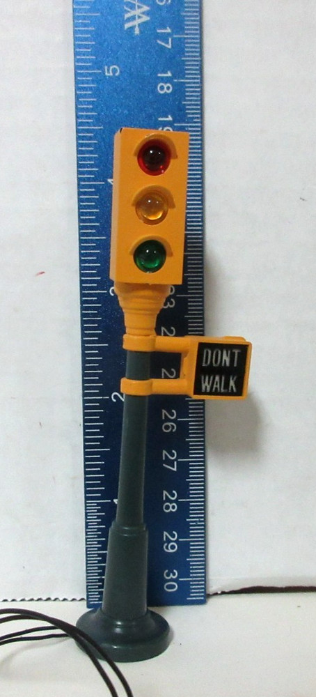 O SCALE YELLOW LIGHTED TRAFIC LIGHT
