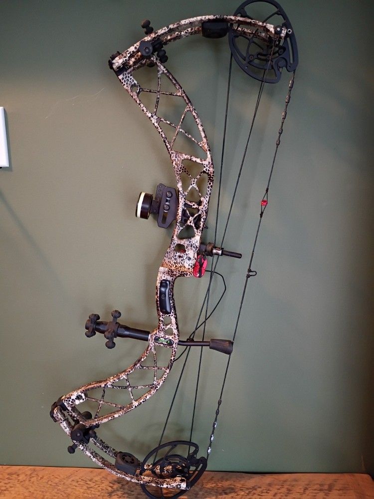 Xoedition Mako X Compound Bow Hunting Bundle
