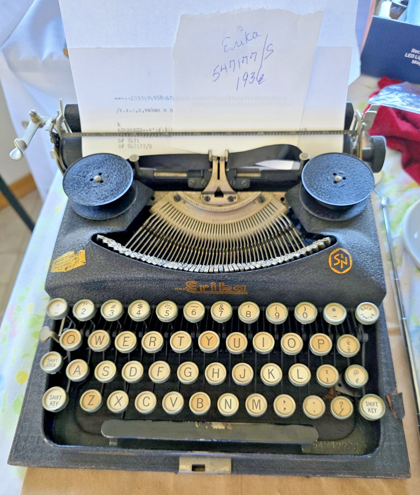 Excellent! 1936 "ERIKA" Typewriter "SERVICED" Original spools, Crinkle, case