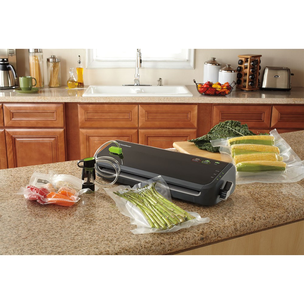 FoodSaver FM2000 Vacuum Sealer Starter System ™