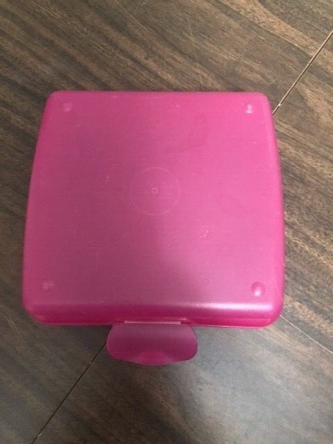Tupperware Sandwich Keeper Hinged One Piece Clamshell Raspberry
