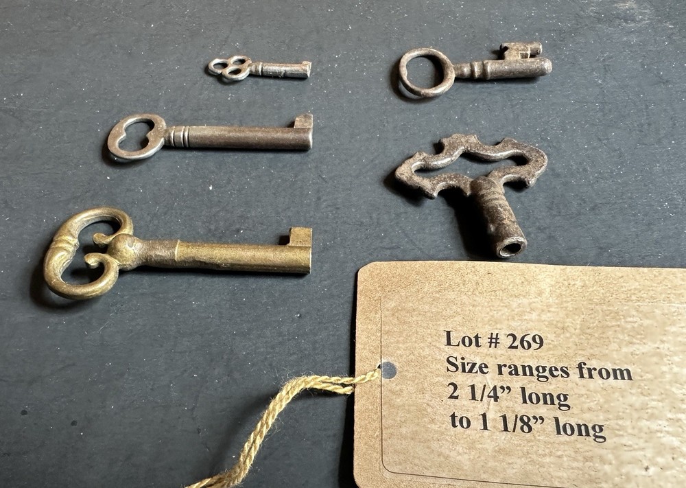 DS-269 FIVE (5) Antique Vintage Assorted Small Keys
