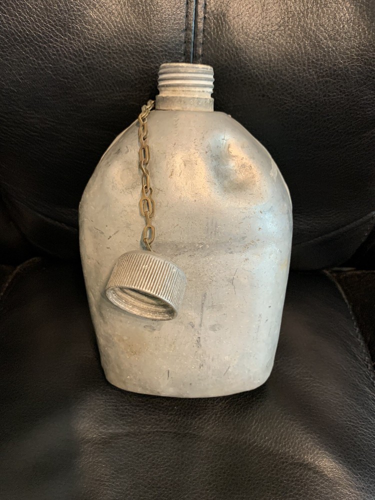 WWI US Army Metal canteen with chain