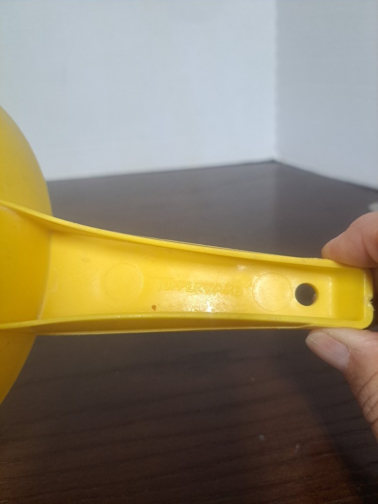 Vintage Tupperware Yellow 1 Quart Plastic Strainer Collander